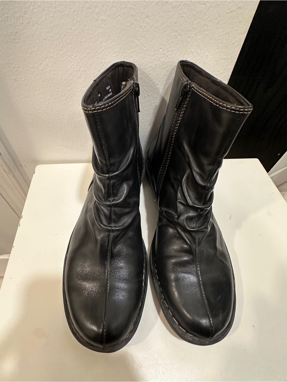 Clarks Women's Size 8 Black Leather Mid-ankle Bootie Side Zip Round Toe Rubber